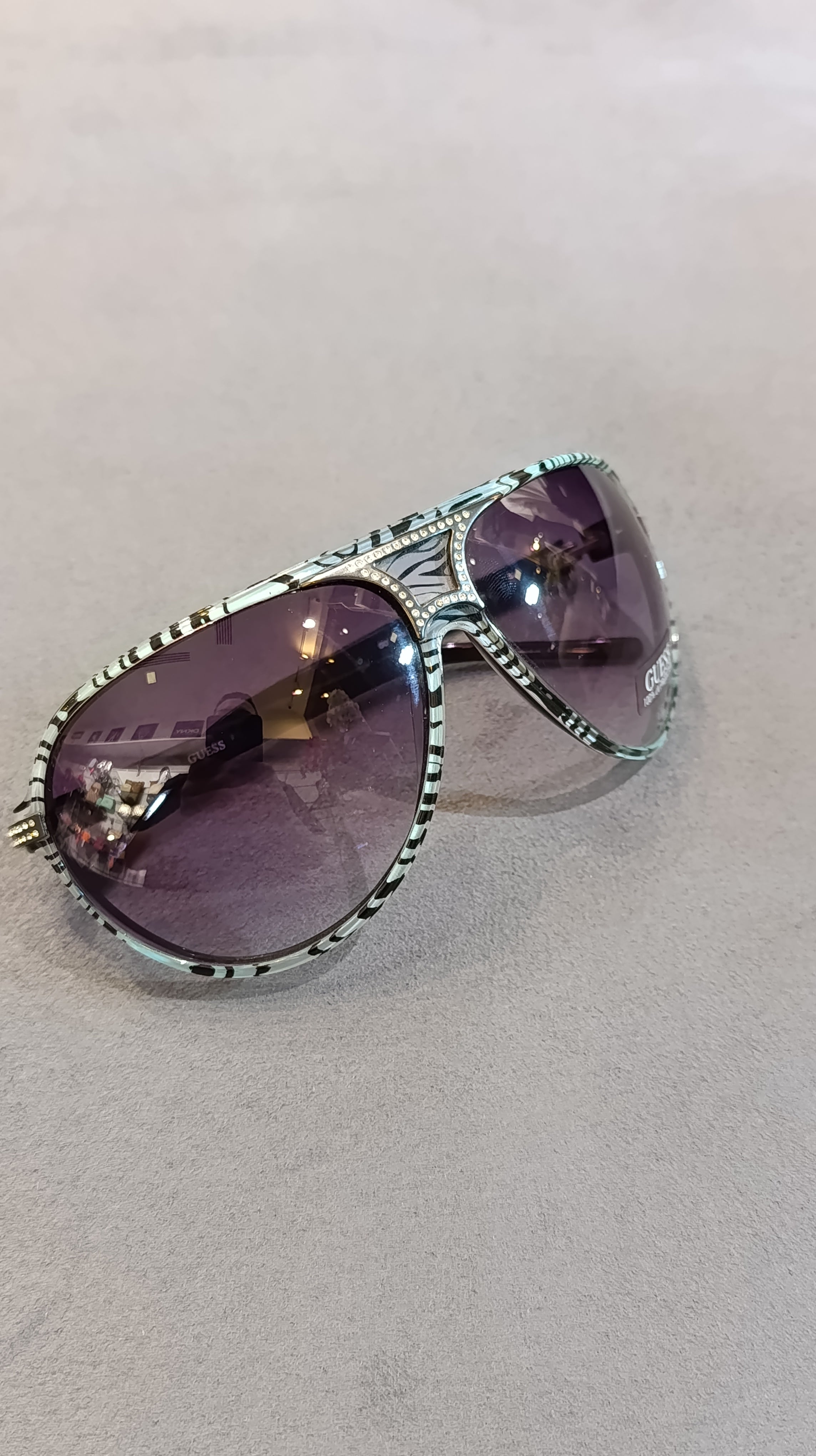 Guess GU7014-TQZB-35 Sunglasses – Turquoise Zebra / Crystal G / Smoke Gradient – Wholesale_5