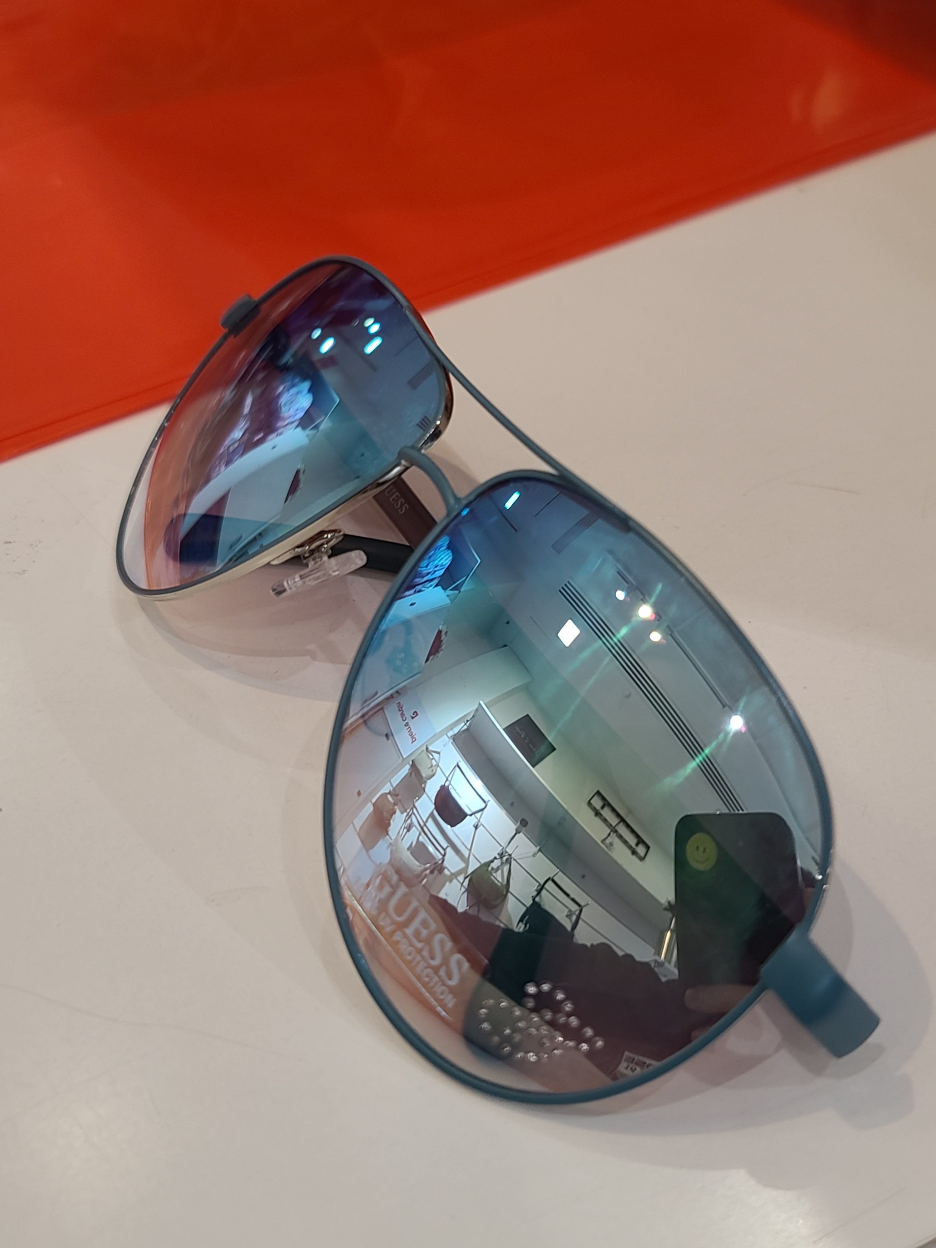 GUESS Sunglasses – Sleek, Stylish, and Sun-Ready – Wholesale